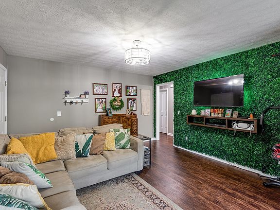 5th image of 122 Ross Ave