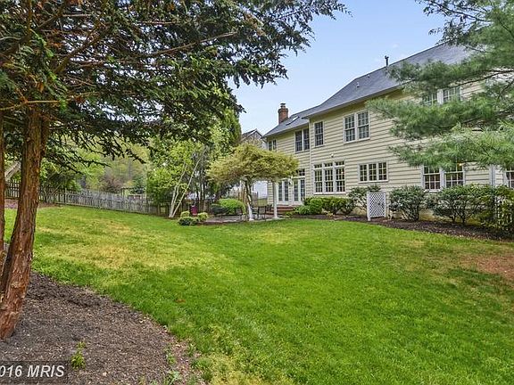 Large back yard w/ views!