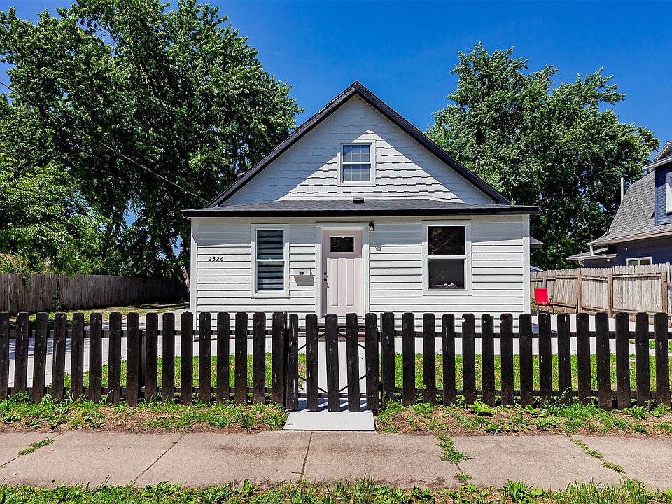 1st image of 2326 Des Moines St
