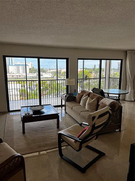 2 bed, 2.0 bath, 1213 sqft, $8,580 — Photo 4