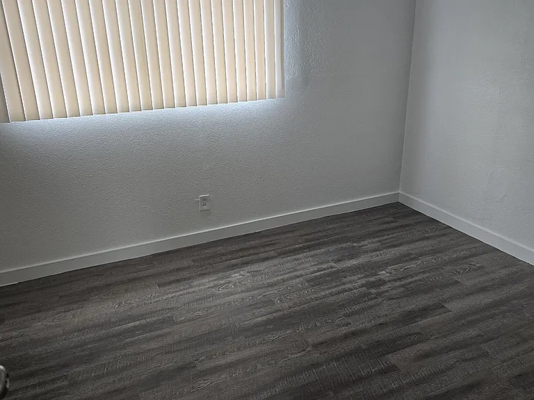 2556 Traction Ave #7 — Photo 5