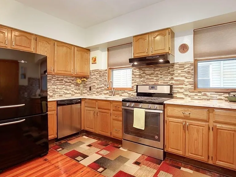 558 Washington St #1 — Photo 5
