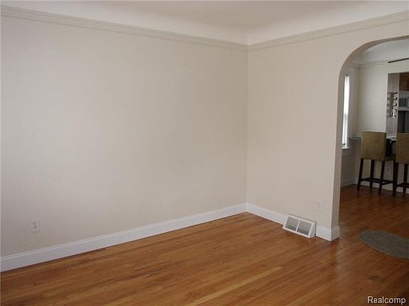 5th image of 15596 Thomas Ave