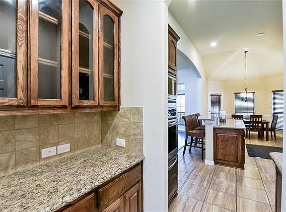 4th image of 901 Derbyshire Ln