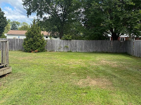 4th image of 28 Forest St