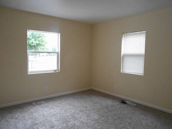 3rd image of 547 Hollis Ave