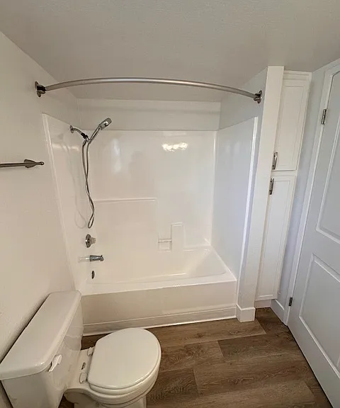 bedroom 1 bathroom with linen closet