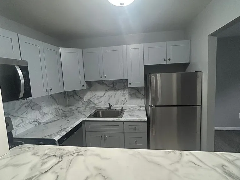 HOLLY GARDEN APARTMENTS — Photo 6