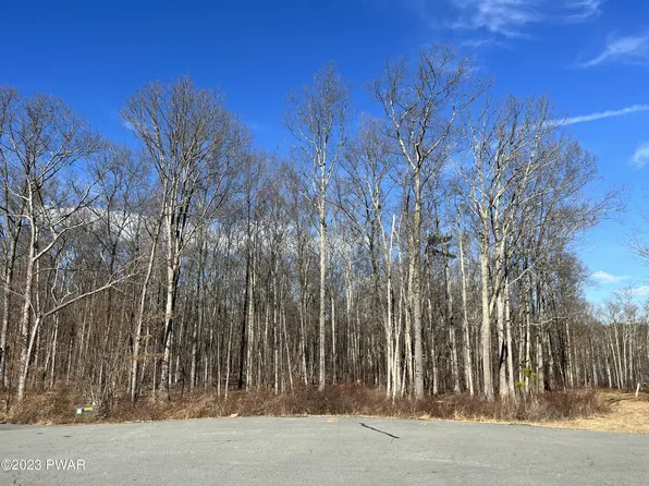 22 Woodcrest Dr, Hawley, PA 18428