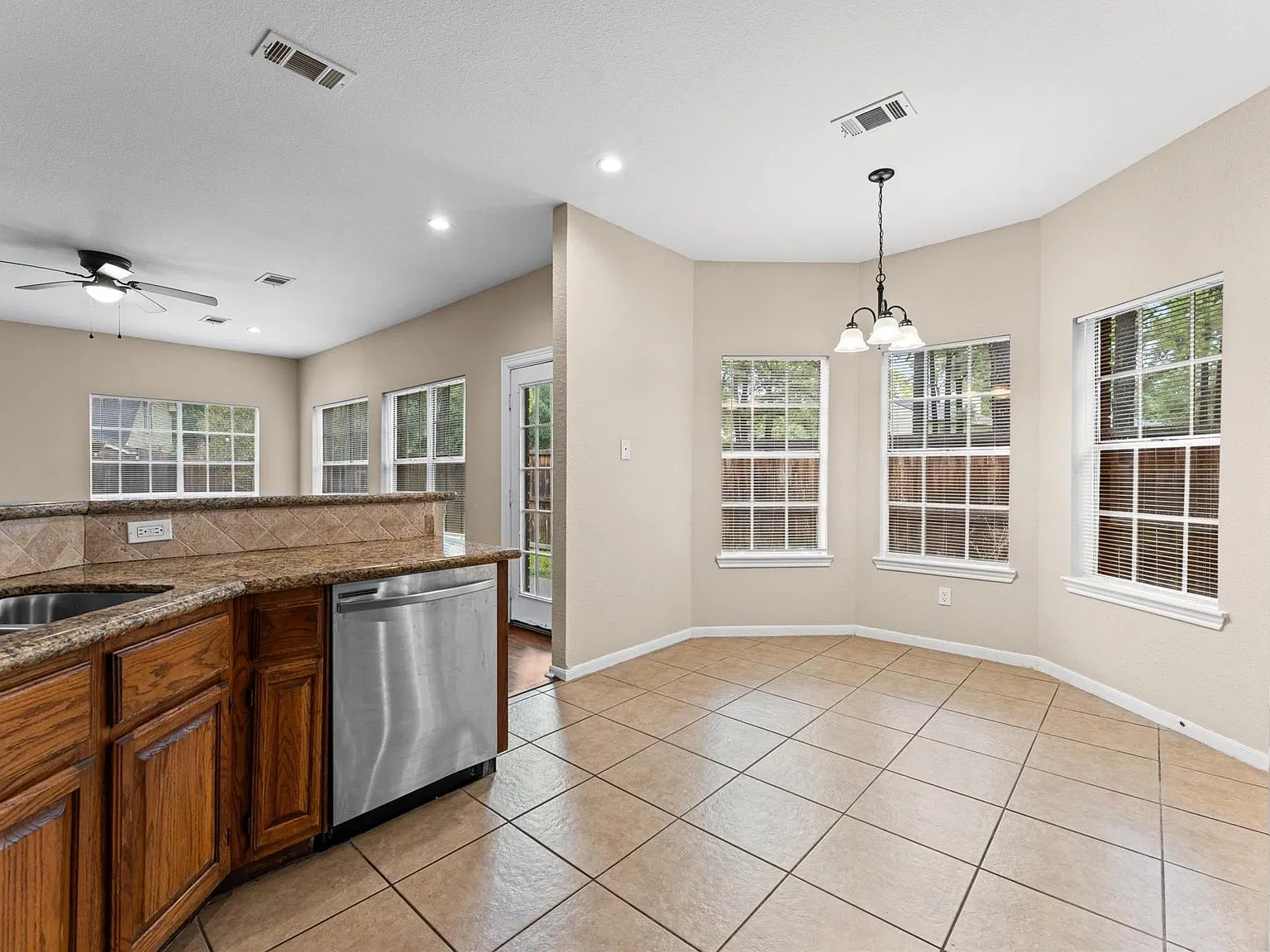 3 bed, 2.0 bath, 1852 sqft, $2,300 — Photo 4
