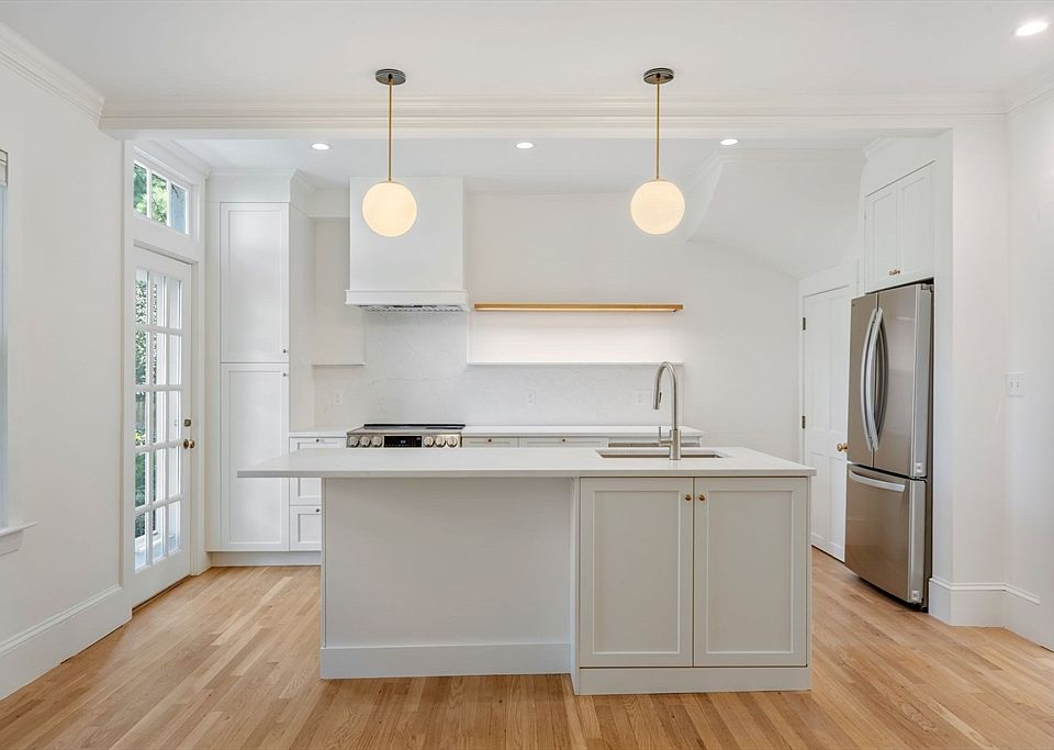 1st image of 24 Sparks St #0