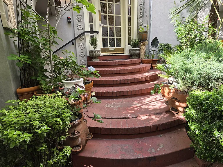 1142 McKinley Ave — Photo 2