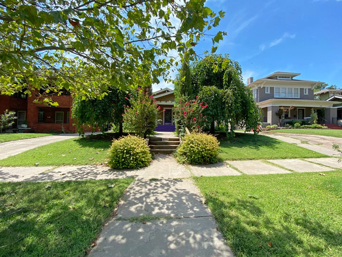 Charming 3 Bedroom Bungalow Style Home Located In Historic Mesta Park! — Photo 2