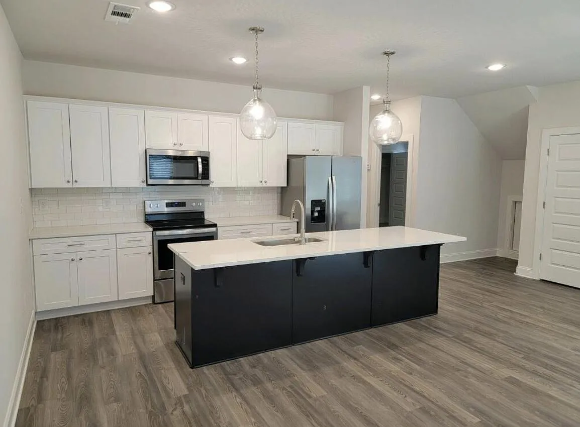 5 bed, 5.5 bath, 2198 sqft, $4,900 — Photo 2