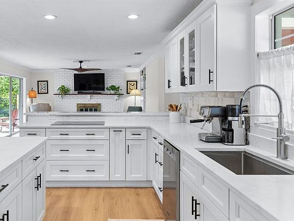 5th image of 528 Saint Dunstan Way