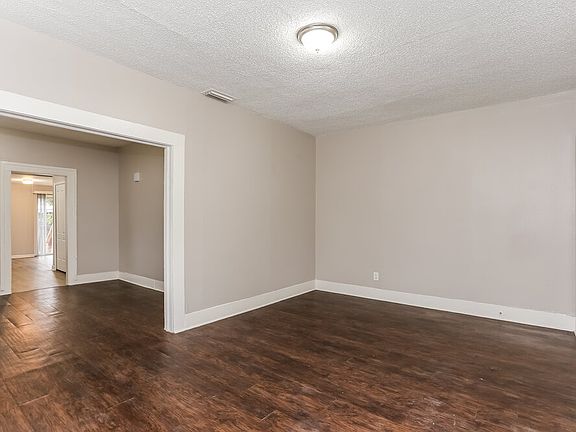 4th image of 914 Allison St