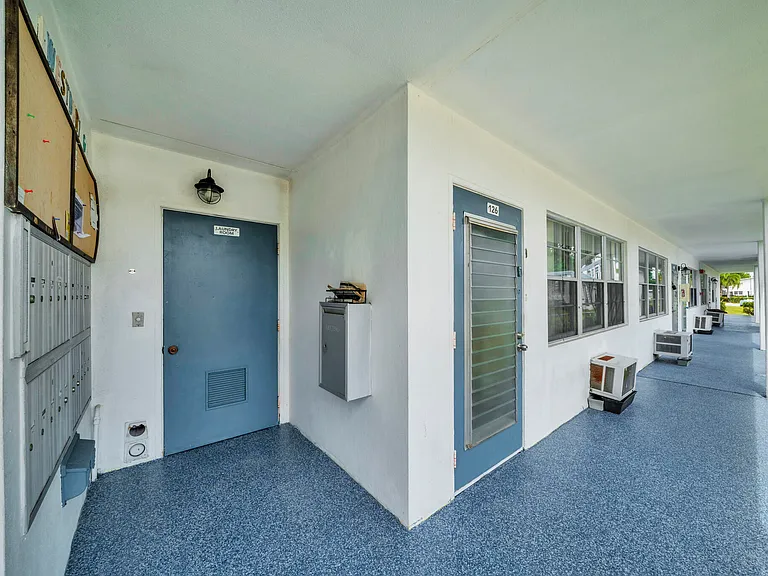 127 Westbury #G — Photo 31