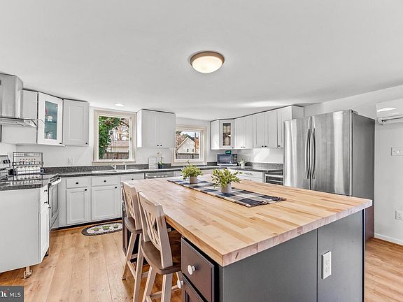 2nd image of 442 Railroad Ave
