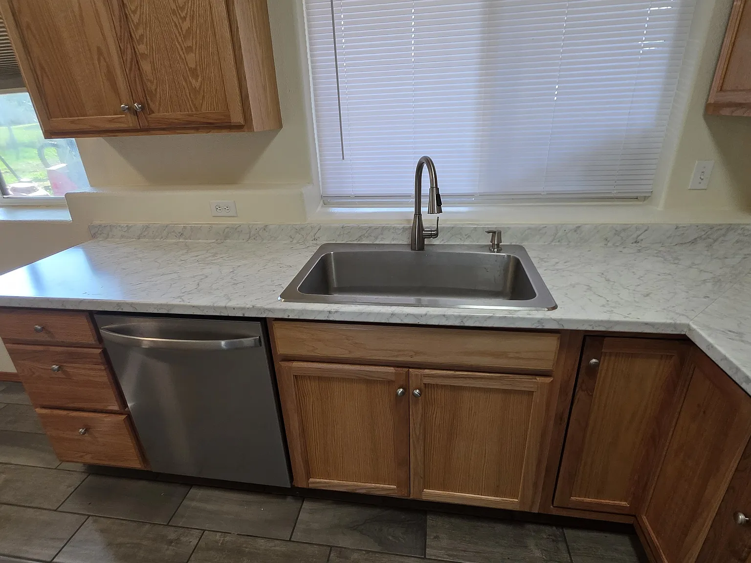 2 bed, 950 sqft, $1,400 — Photo 2