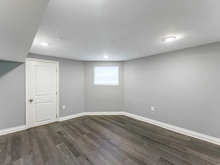 1121 N Leclaire Ave #B — Photo 7