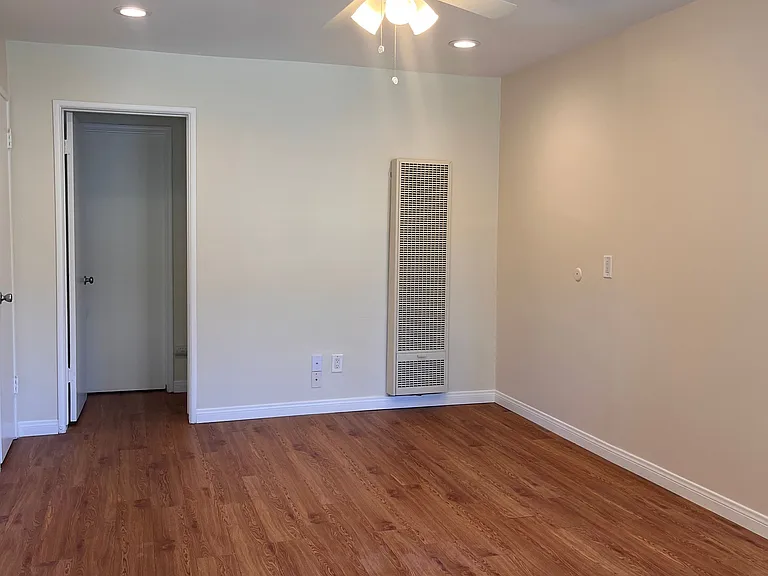Sunset House Apartments — Photo 12