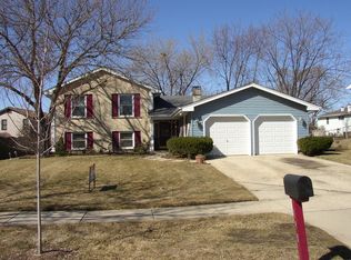 190 Lockwood Ln, Bloomingdale, IL 60108