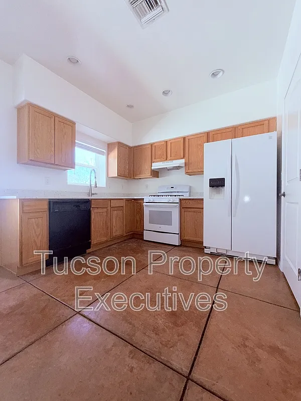 3 bed, 2.0 bath, 1200 sqft, $1,700 — Photo 4