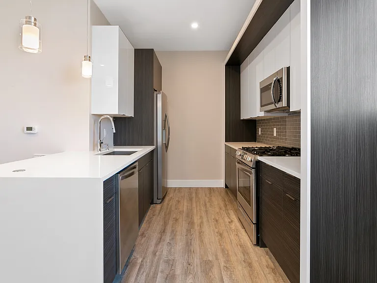 E Plaza & Residences — Photo 13