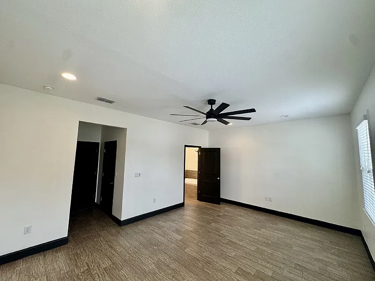 331 N Trask St — Photo 10