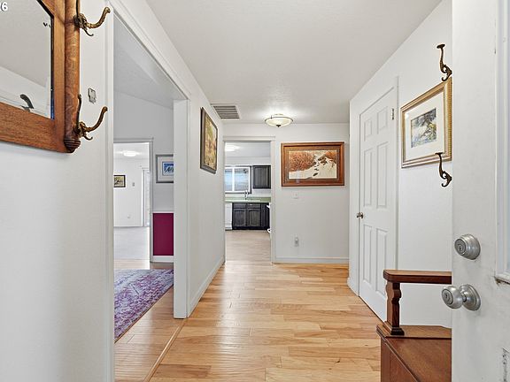 4th image of 1719 Division St