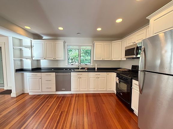 3rd image of 17 Russell Rd