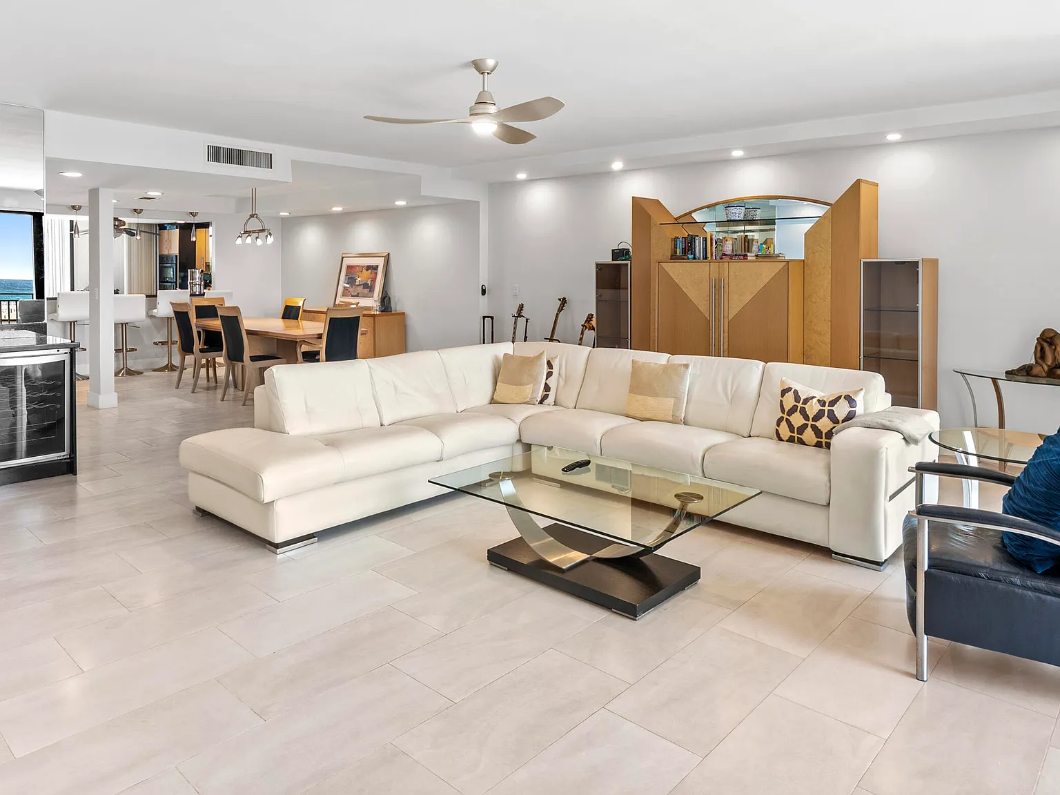 2 bed, 2.5 bath, 2367 sqft, $8,500 — Photo 4