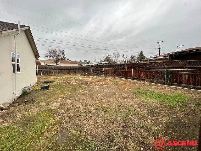 1305 S Chester Ave — Photo 18