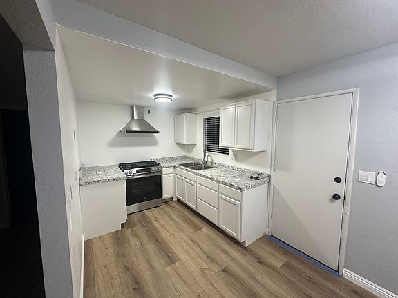 4th image of 822 Campus Ave #B