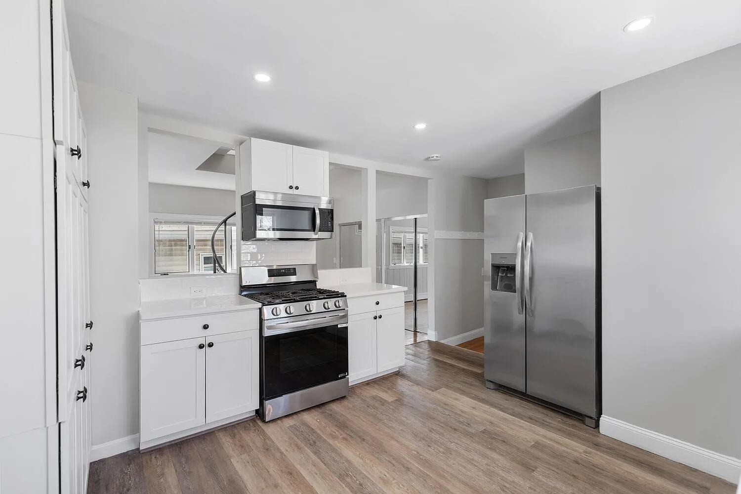 3 bed, 2.0 bath, 9999 sqft, $3,200 — Photo 3
