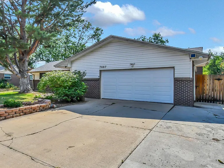 7687 Newman St — Photo 2