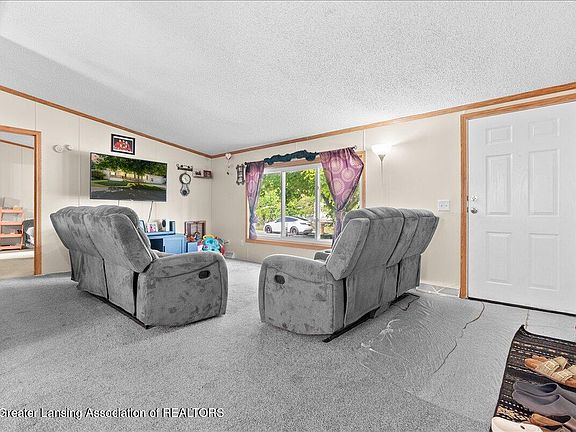 5th image of 20 Hawthorne Ln