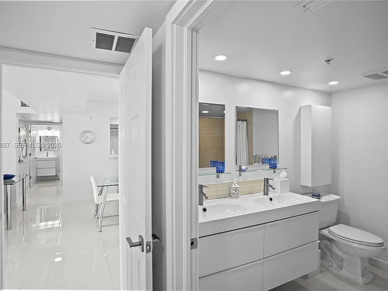 529 E Sheridan St #307 — Photo 32