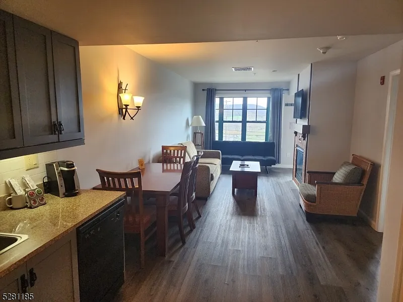 1 bed, 1.0 bath, 600 sqft, $1,800 — Photo 2