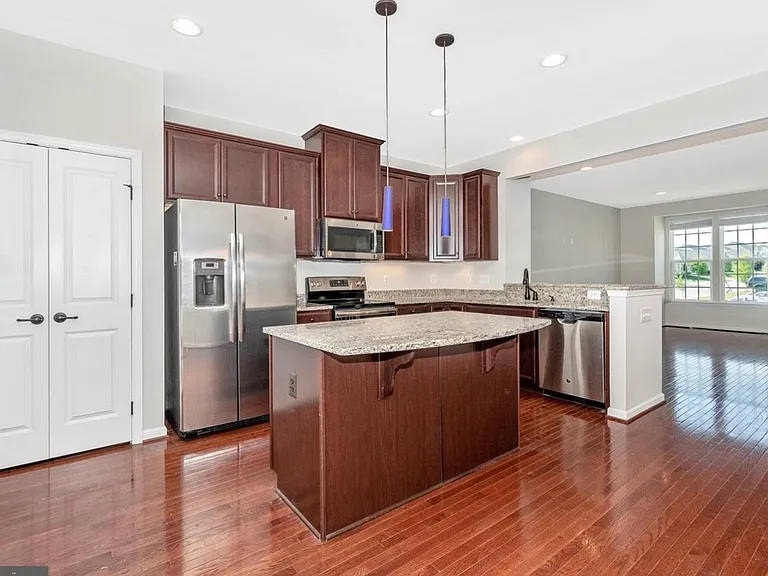113 Montreal Way — Photo 2
