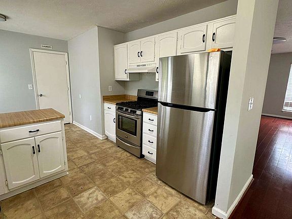 3rd image of 824 Greenhedge Dr