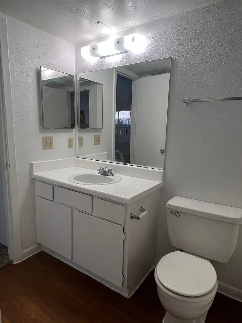 Emerald Cove Apartments — Photo 4