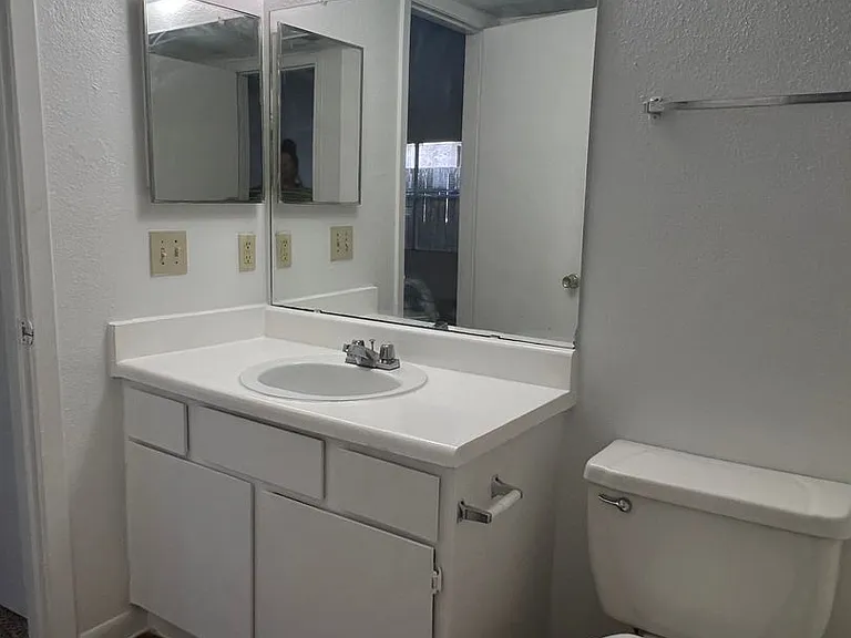 Emerald Cove Apartments — Photo 127