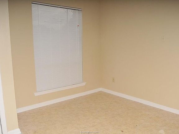 5th image of 811 Navarro Dr APT D