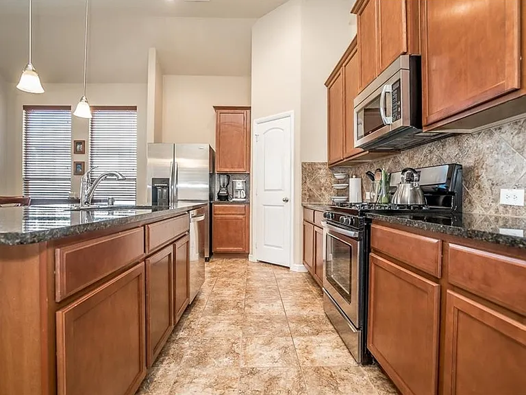 1405 Nightingale Dr — Photo 7