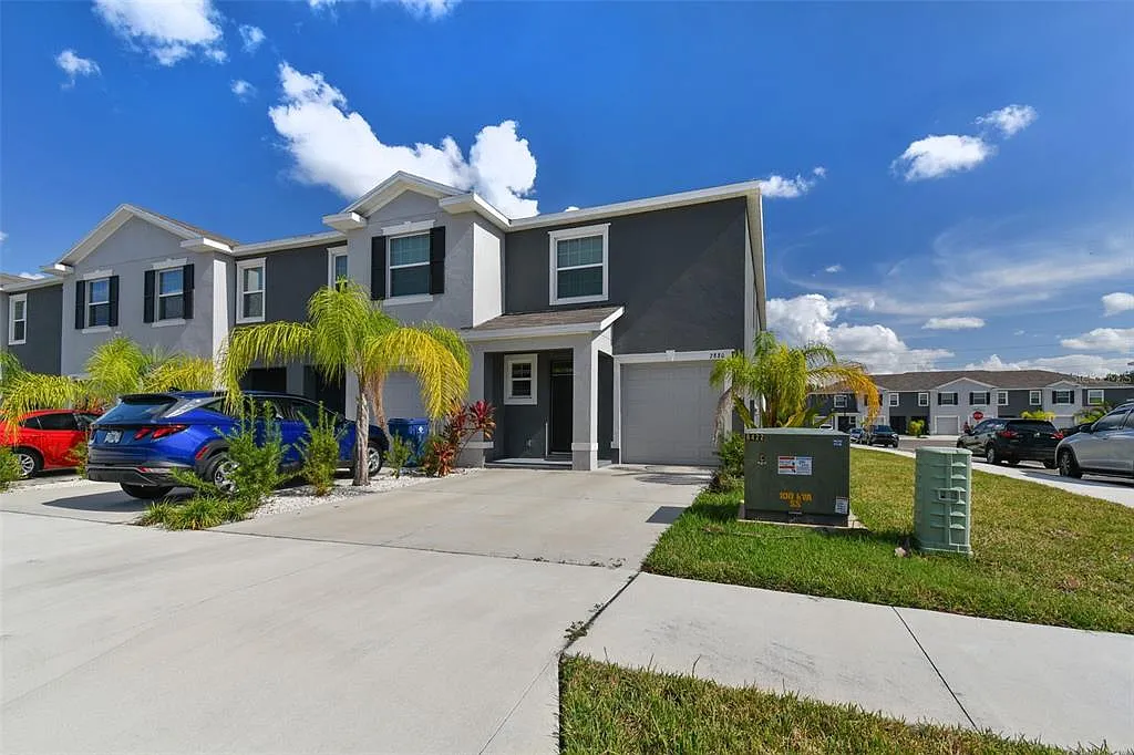 3 bed, 2.5 bath, 1758 sqft, $2,300 — Photo 3