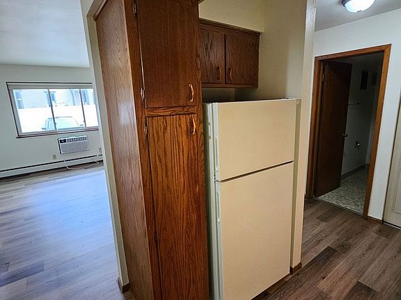 3rd image of 905 Oak Ave #17898056