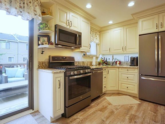 4th image of 17 Larch Ct
