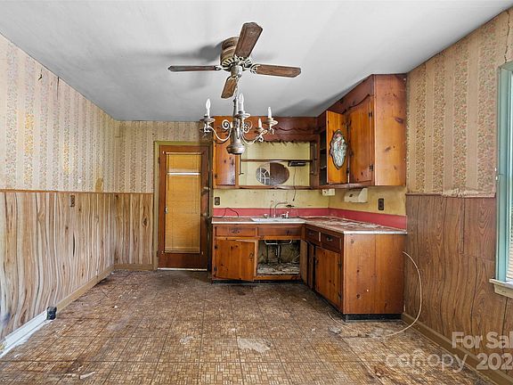 5th image of 2704 Mary Ave
