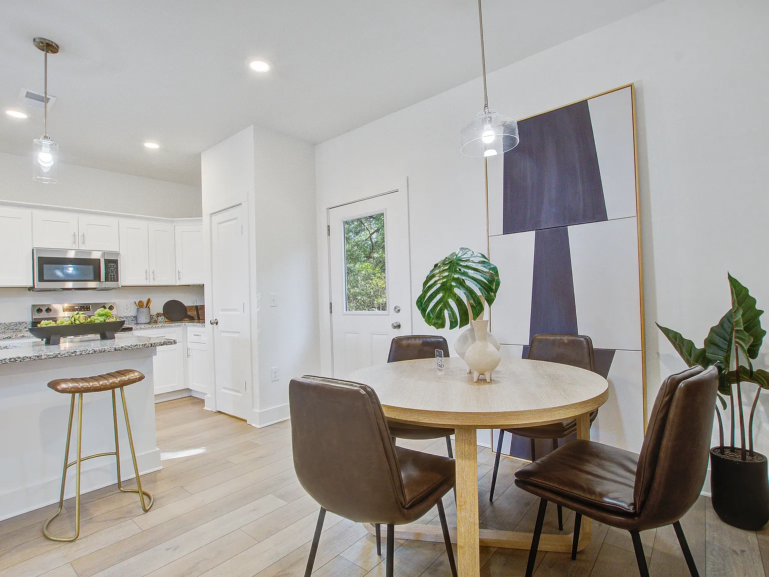 3 bed, 2.5 bath, 1890 sqft, $2,290 — Photo 2